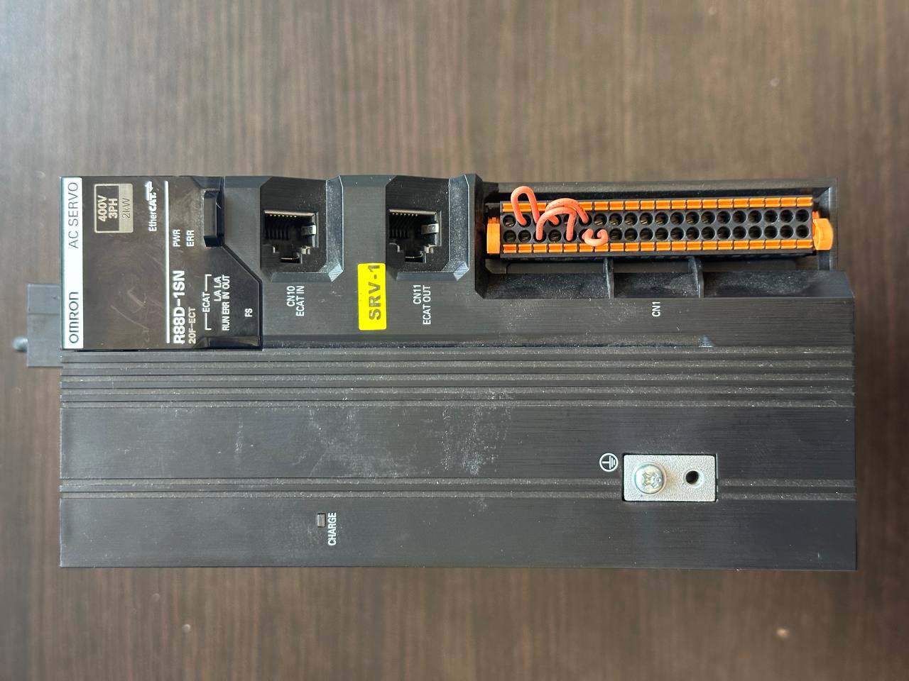 Фронтальная панель сервопривода Omron R88D-1SN20F-ECT. Показаны порты связи промышленной сети EtherCAT, индикаторы состояния и многопиновая клеммная колодка CN1 с установленными перемычками. Диагностика цепей управления в сервисном центре.