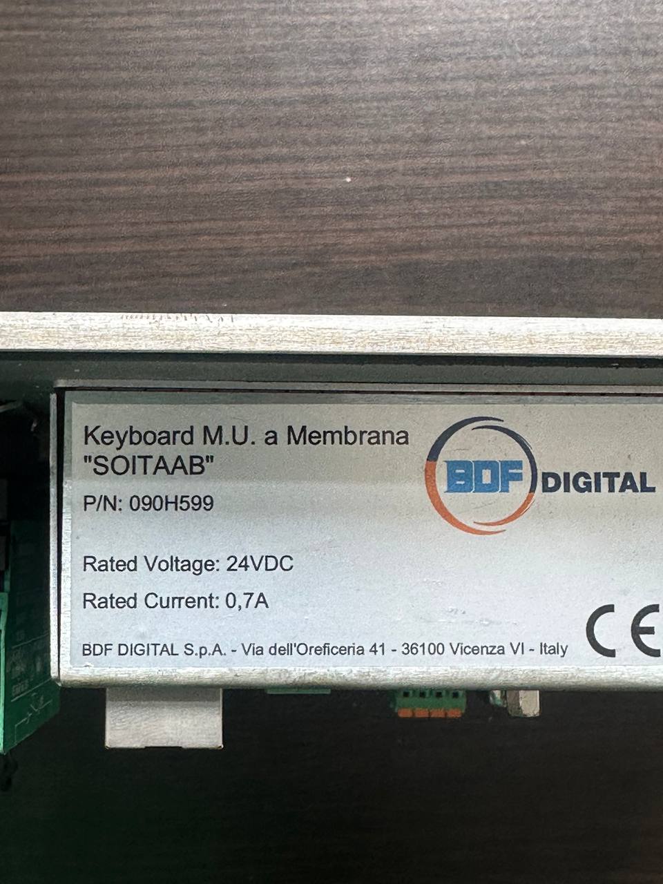 Заводская табличка (шильдик) панели оператора Keyboard M.U. a Membrana SOITAAB с артикулом P/N 090H599 производства BDF DIGITAL, поступившей на диагностику и ремонт.