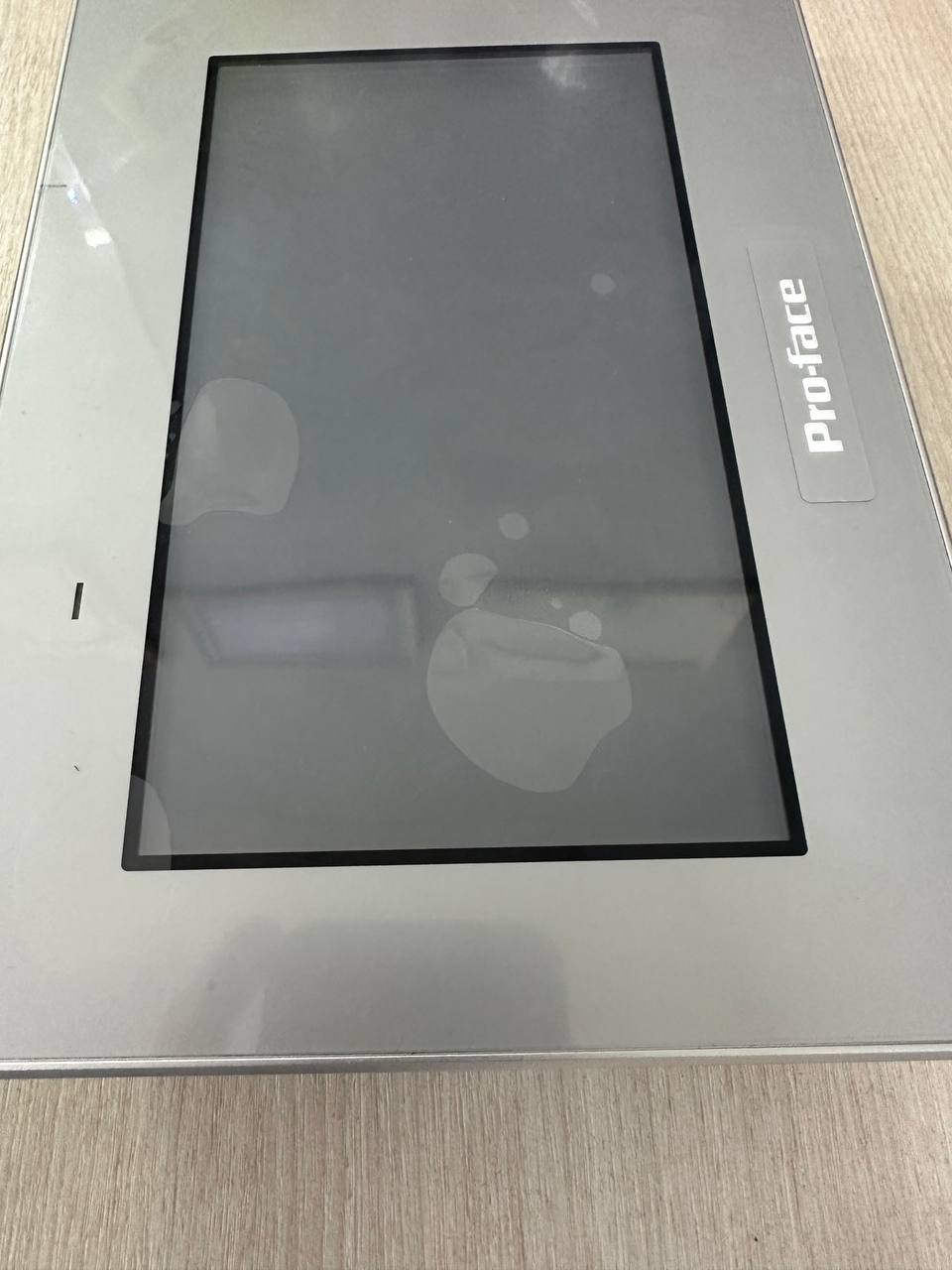 Внешний вид лицевой стороны панели оператора Proface PFXST6400WADE с сенсорным экраном, поступившей на диагностику.