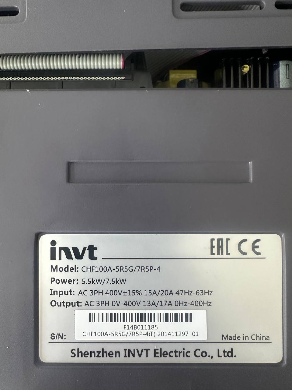 Информационный шильдик частотного преобразователя INVT модели CHF100A-5R5G/7R5P-4 мощностью 5.5 кВт, поступившего на диагностику и ремонт в сервисный центр.