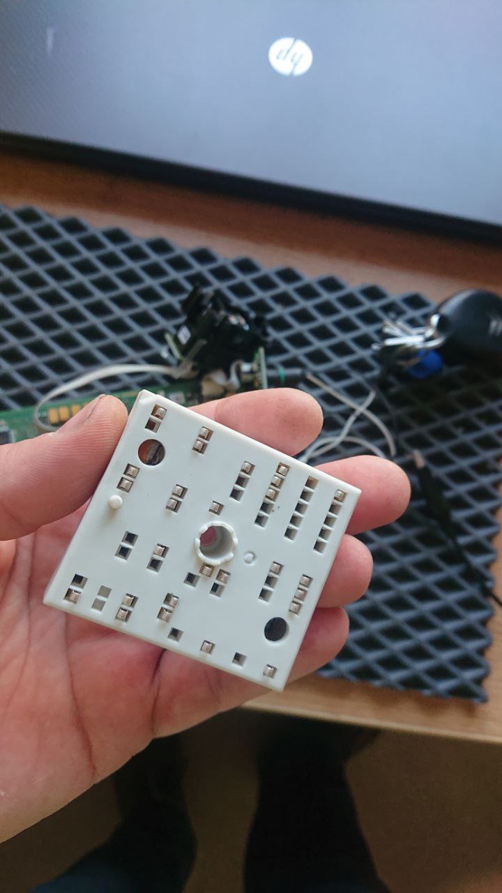 Вид на контактную группу (нижнюю часть) силового IGBT модуля SKiiP 25AC128T47. В руке мастера показано расположение металлических монтажных пинов для пайки на печатную плату сервопривода и центральное отверстие для надежной фиксации полупроводника на радиаторе охлаждения.