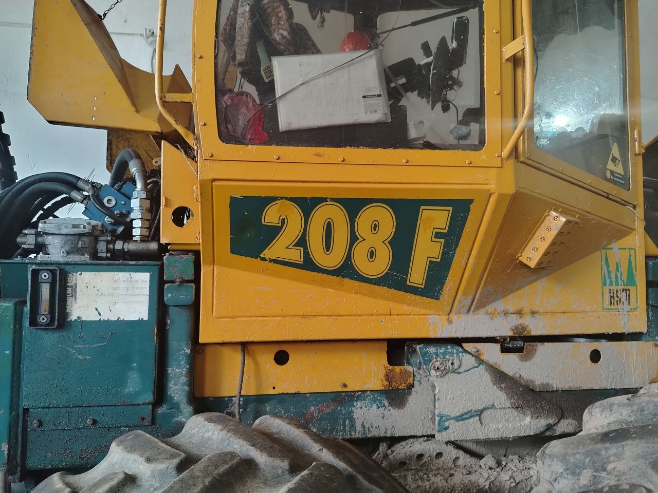 Крупный план кабины форвардера HSM 208 F со следами эксплуатации, машина поступила в сервисный центр для диагностики бортовой электроники и системы стабилизации.