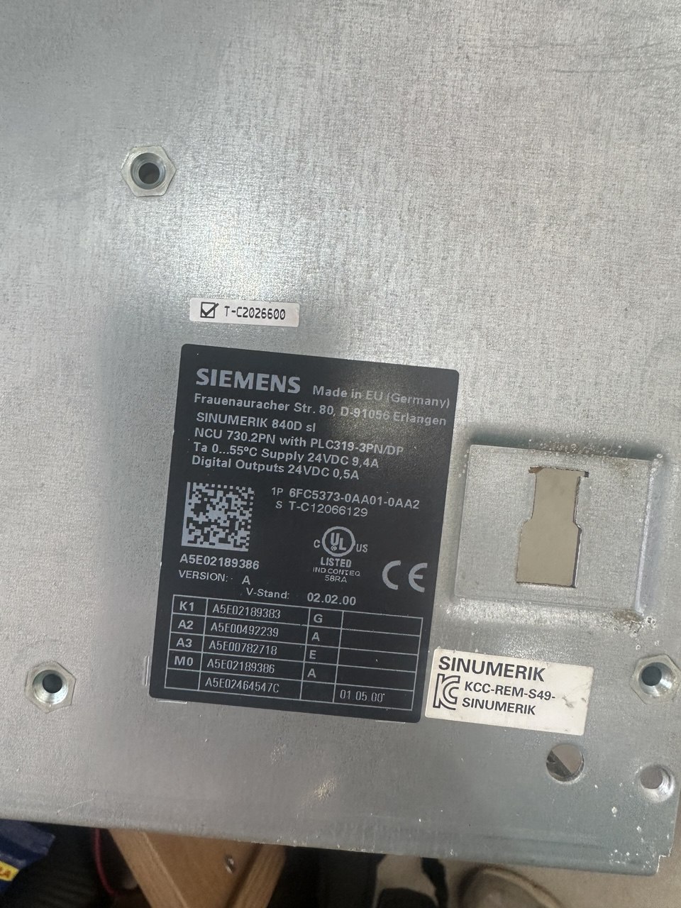 Модуль Siemens SINUMERIK 840D sl NCU 730.2PN с маркировкой 6FC5373-0AA01-0AA2, табличка с серийным номером и параметрами питания 24VDC 9.4A, промышленная система ЧПУ для ремонта и диагностики