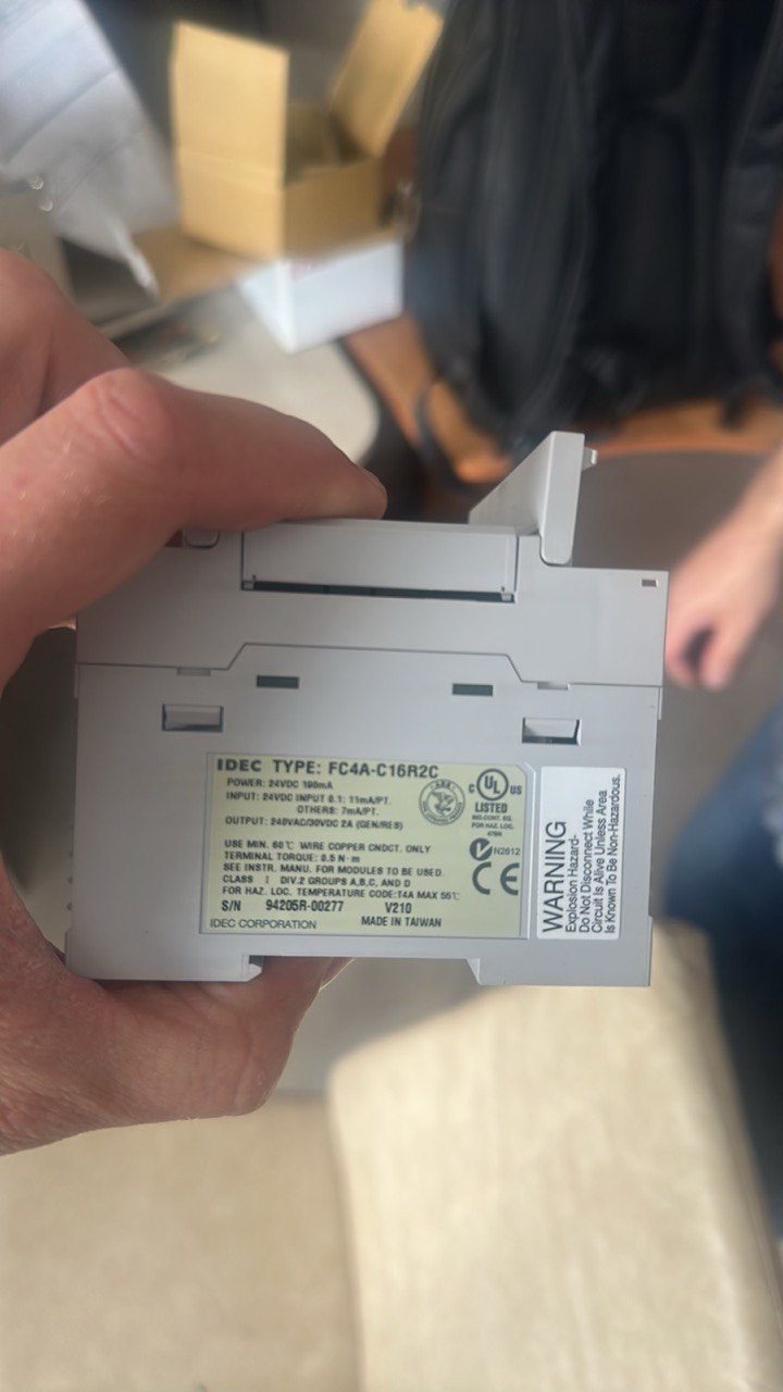 Техническая наклейка на корпусе контроллера IDEC FC4A-C16R2C: параметры питания, выходов, сертификация и серийный номер