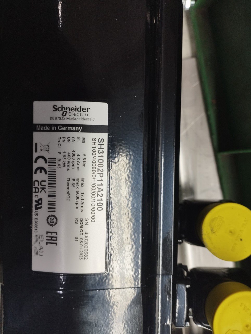 Маркировка двигателя Schneider SH31002P11A2100 — заводская этикетка с параметрами