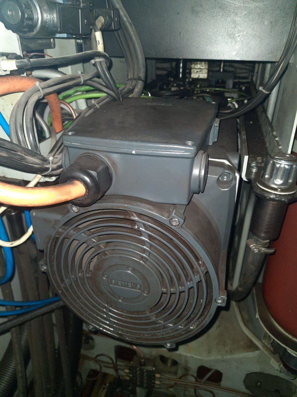 Серводвигатель Siemens 1PH8137-1DD02-2BA1 с вентилятором охлаждения, установленный в промышленном станке и подключённый к кабельной системе
