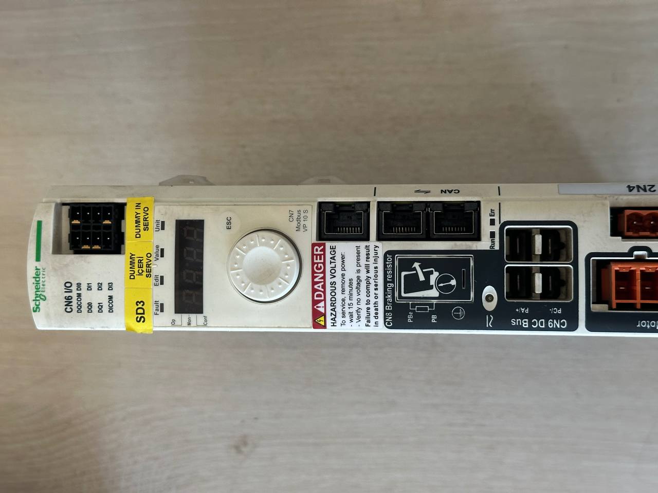 Фронтальная панель сервопривода Schneider Electric LXM32AD12N4 с коммуникационными разъемами шины CAN и дисплеем индикации ошибок, диагностика которых проводится при потере связи с ПЛК.