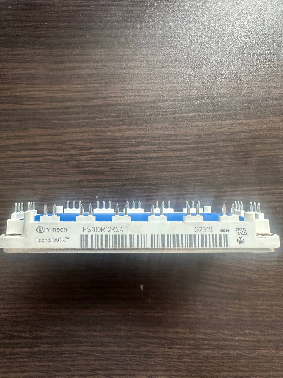 Силовой транзисторный IGBT-модуль Infineon EconoPACK FS100R12KS4, вид сбоку с читаемой заводской маркировкой. Запасная часть для ремонта частотного преобразователя в наличии на складе.
