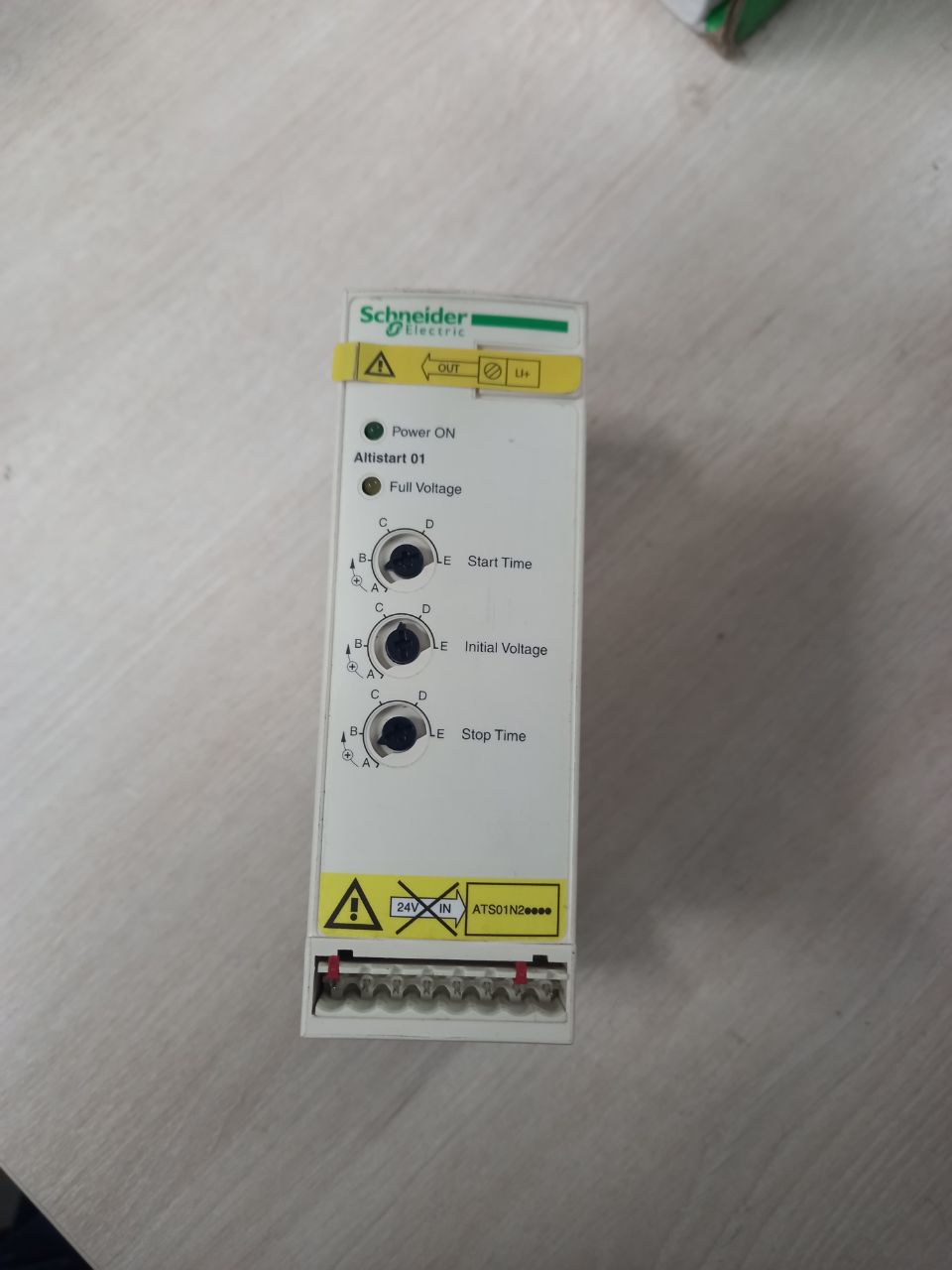 Внешний вид фронтальной панели устройства плавного пуска Schneider Electric Altistart 01 (модель ATS01 12А). На корпусе расположены потенциометры для настройки времени разгона, торможения и начального напряжения, поступившего на диагностику в сервисный центр.