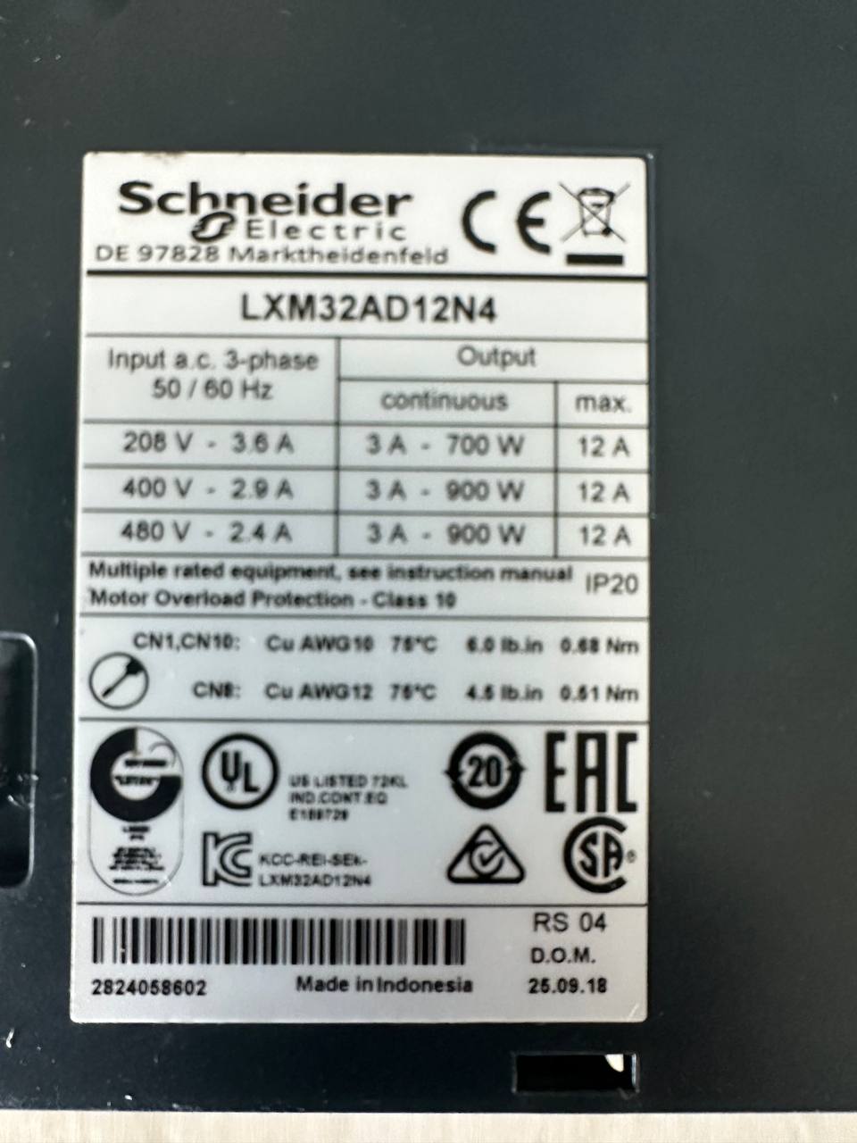 Заводская табличка с техническими характеристиками сервопривода Schneider Electric LXM32AD12N4, поступившего в сервисный центр на ремонт.